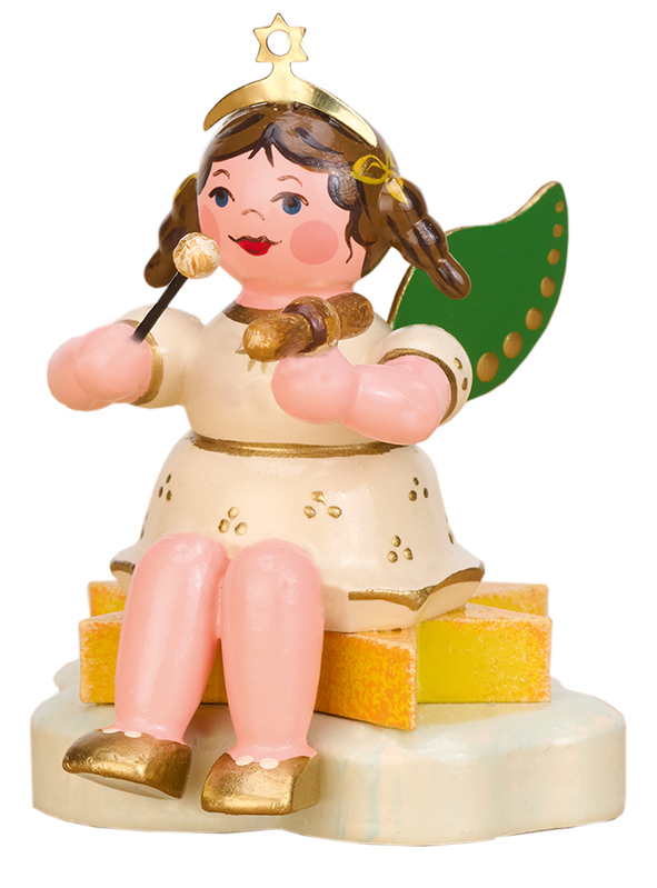 Hubrig Engel mit Klangholz sitzend 6,5 cm - Neuheit 2025